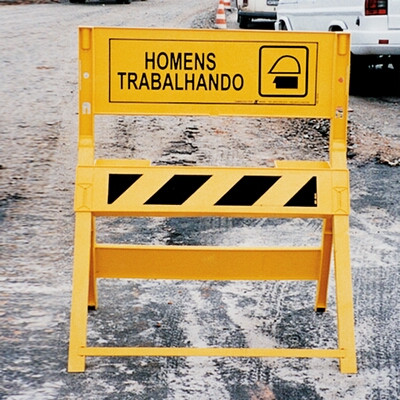 Cavalete De Sinalizacao Com Placa Cuidado Homens Trabalhando Baixe imagens e fotos de trabalhando. cavalete de sinalizacao com placa cuidado homens trabalhando